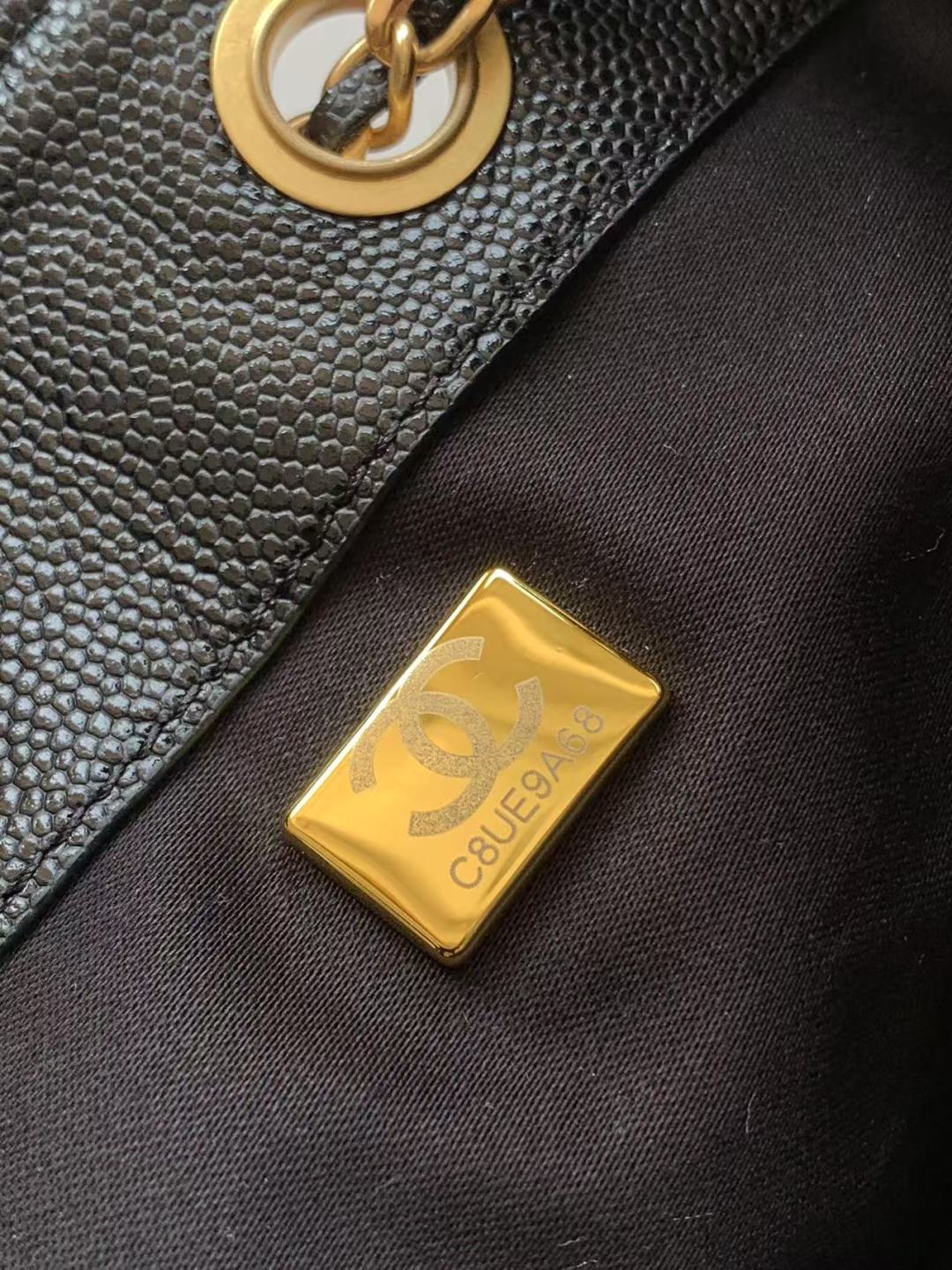CC 25 Kleine Handtasche aus genarbtem Kalbsleder und goldfarbener Metalltasche