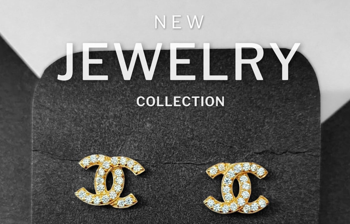 Pendientes con logo de doble C y circonitas en tono dorado.