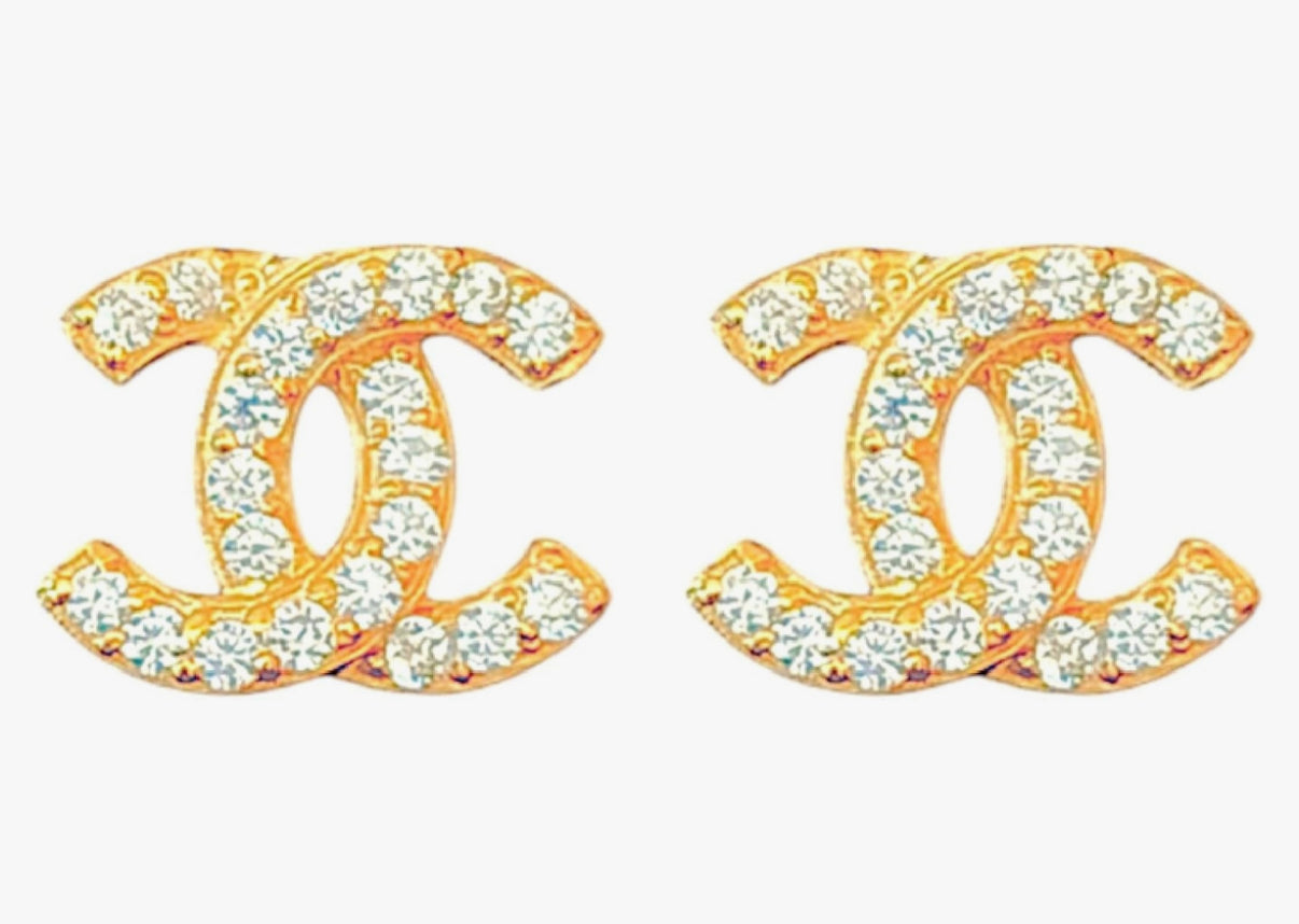 Pendientes con logo de doble C y circonitas en tono dorado.