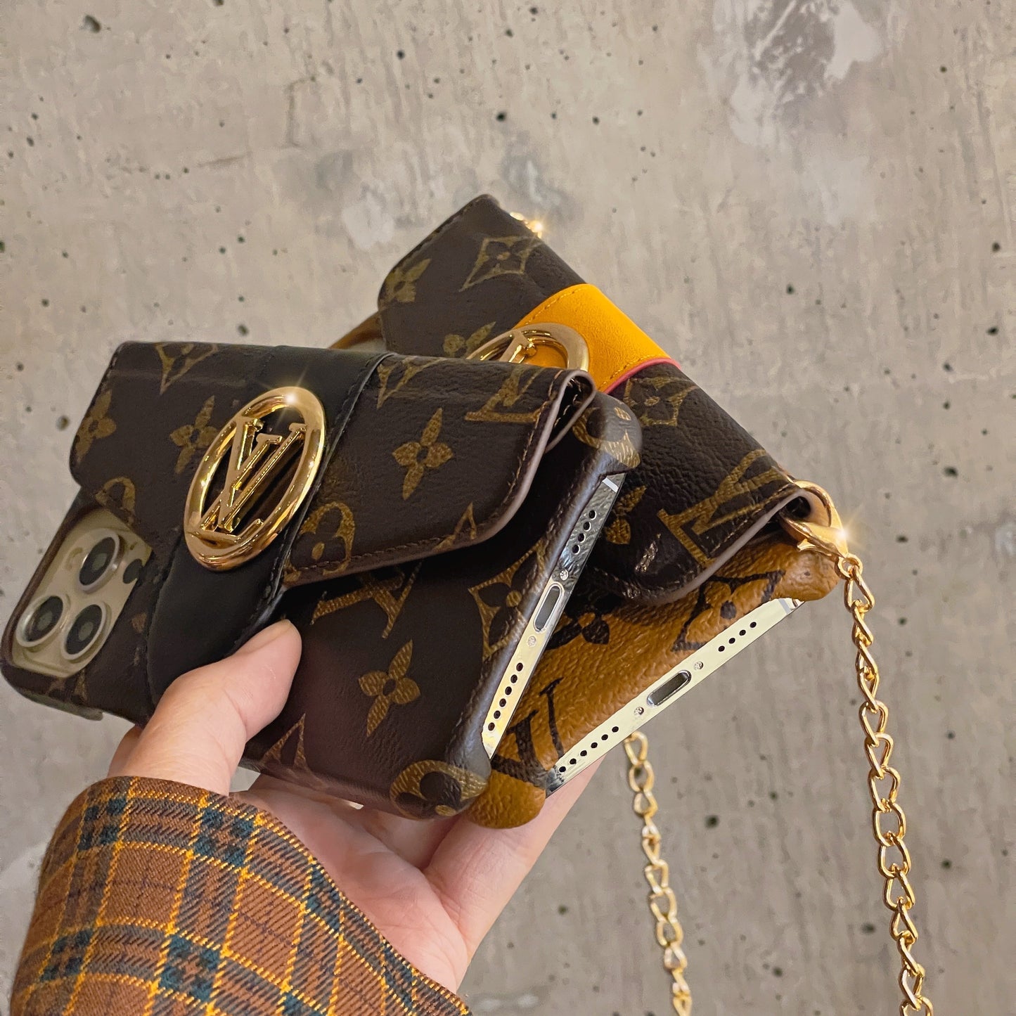 Złote etui na karty CrossBody Lou do iPhone'a