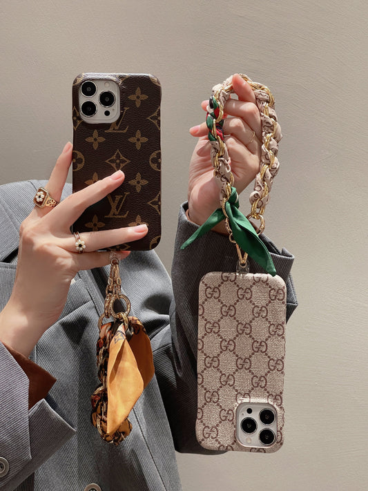 جراب iPhone مع سوار معصم حريري من Lou