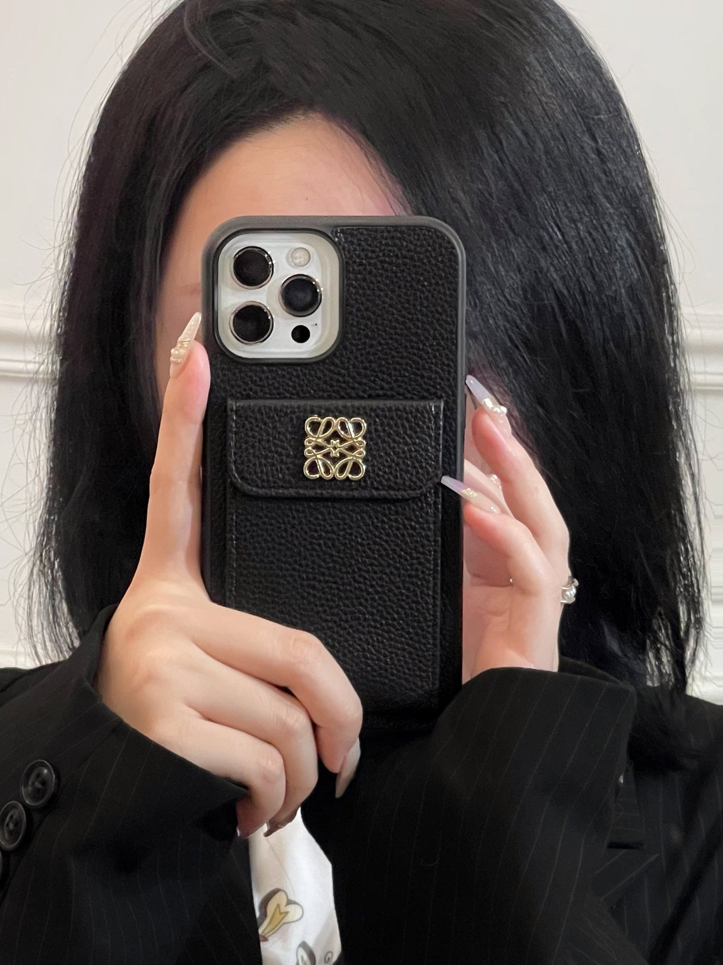 Etui LOEWE na iPhone'a z miejscem na kartę, czarne-QBK240603