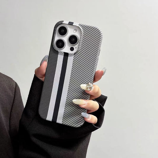 Minimalistyczne etui na telefon z blokami kolorów i wzorem z włókna węglowego