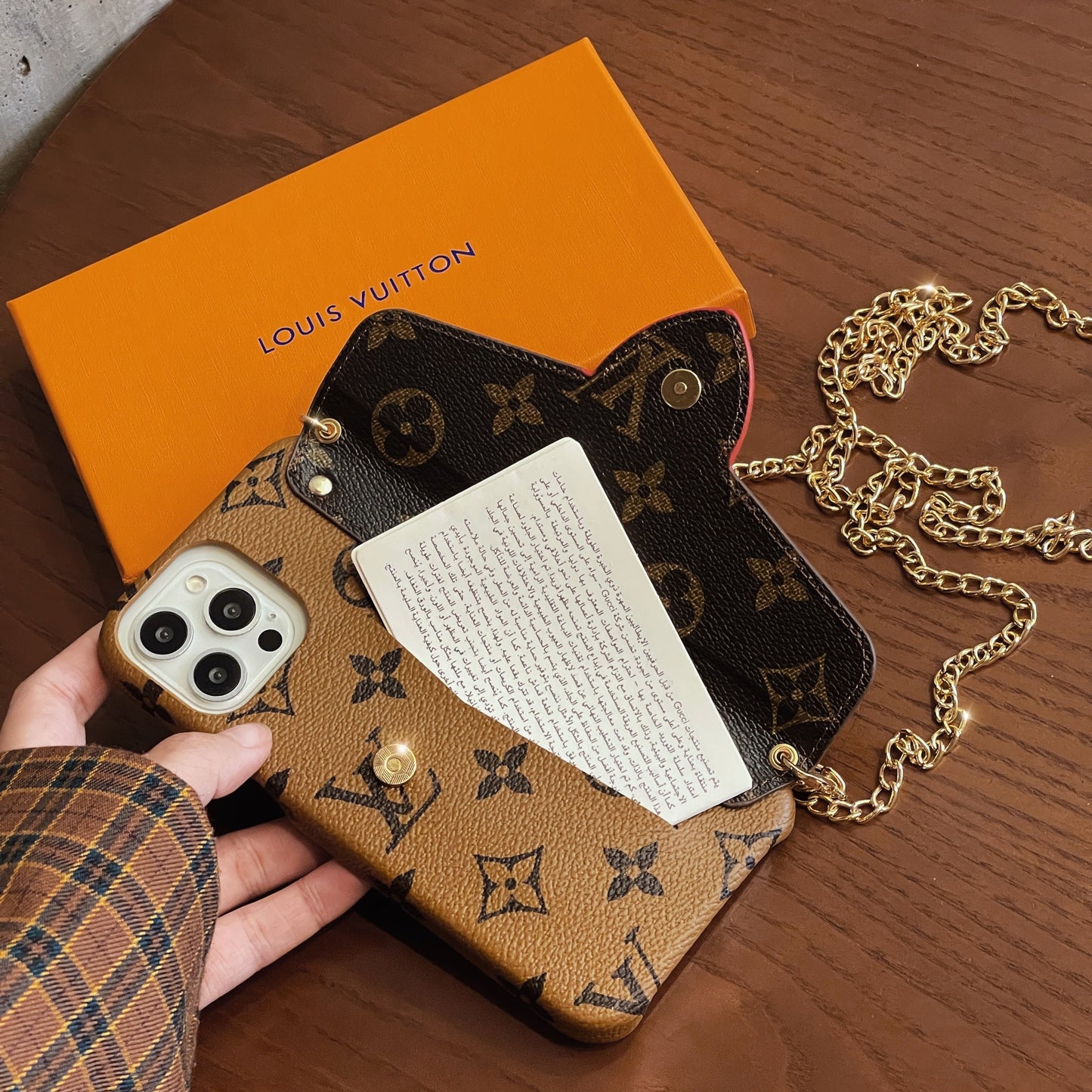 Złote etui na karty CrossBody Lou do iPhone'a