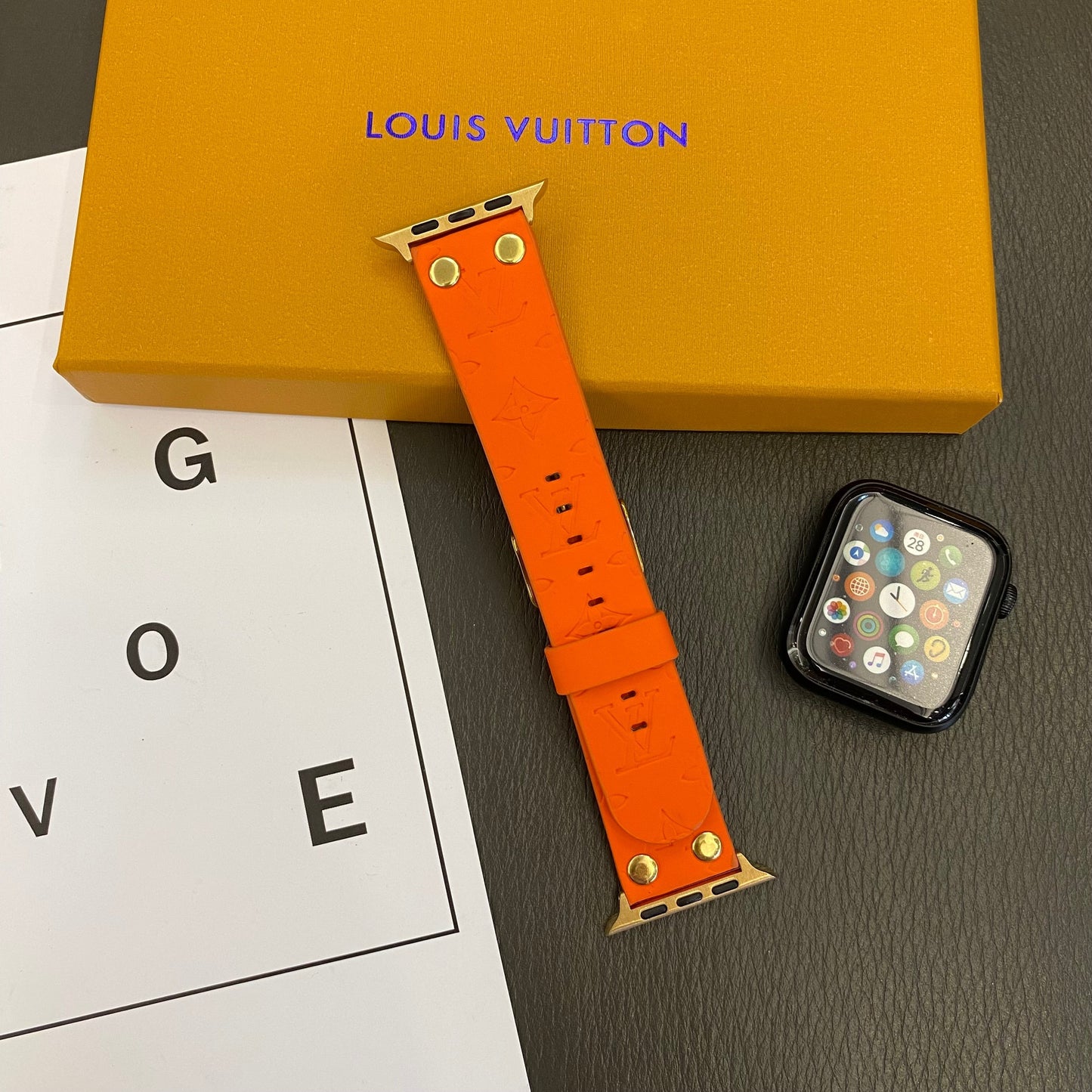 Bracelet de rechange Apple avec décoration en rivets et monogramme en relief WATCH BANDS