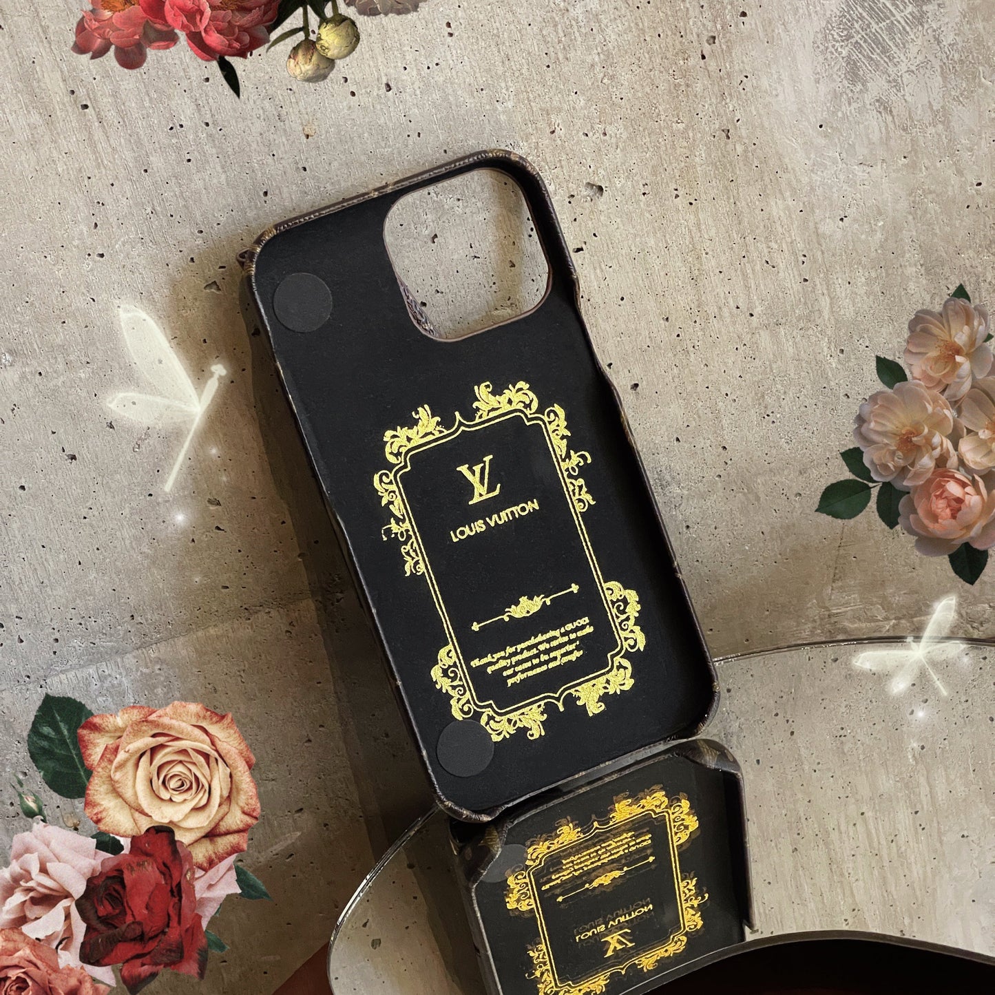 Złote etui na karty CrossBody Lou do iPhone'a