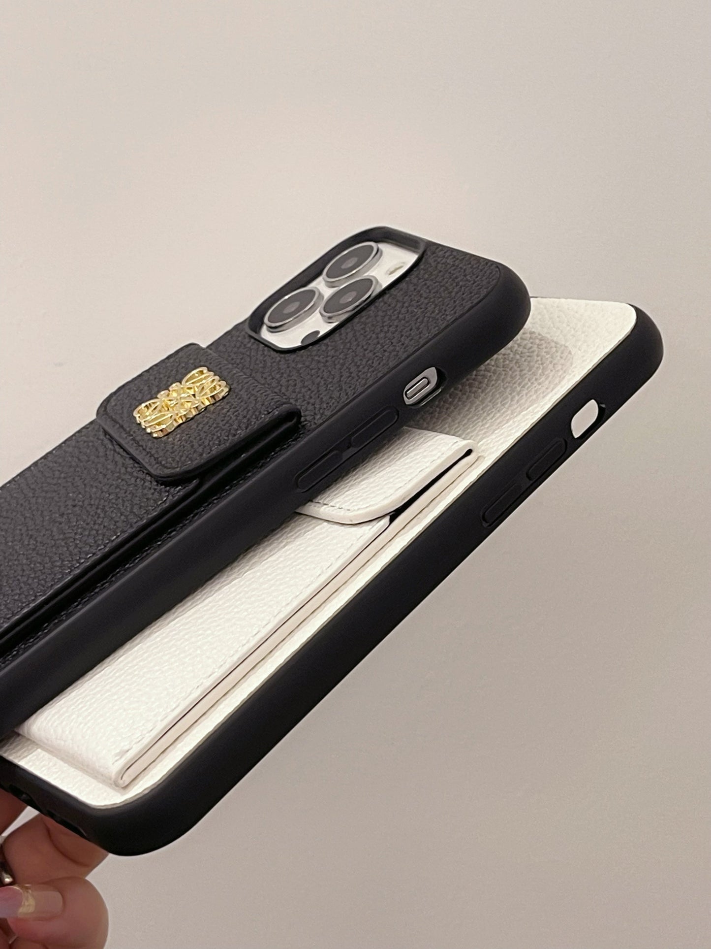 Etui LOEWE na iPhone'a z miejscem na kartę, czarne-QBK240603