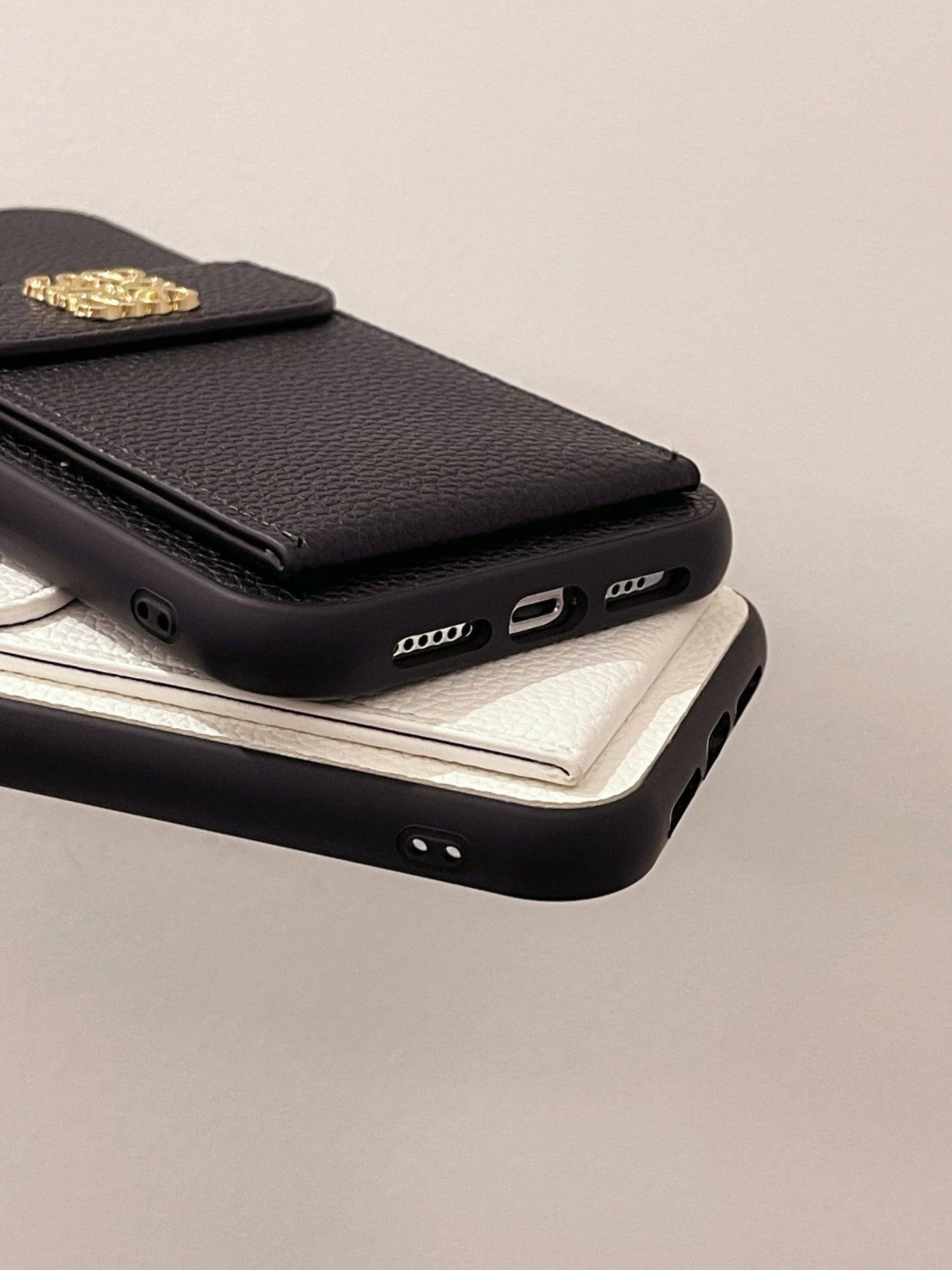 Etui LOEWE na iPhone'a z miejscem na kartę, czarne-QBK240603