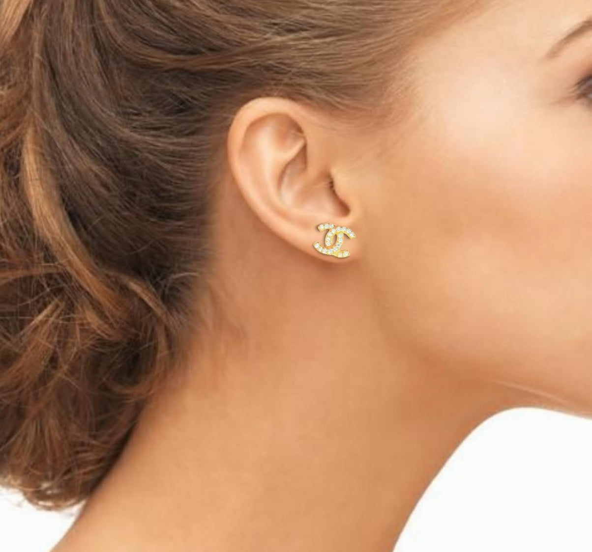 Pendientes con logo de doble C y circonitas en tono dorado.