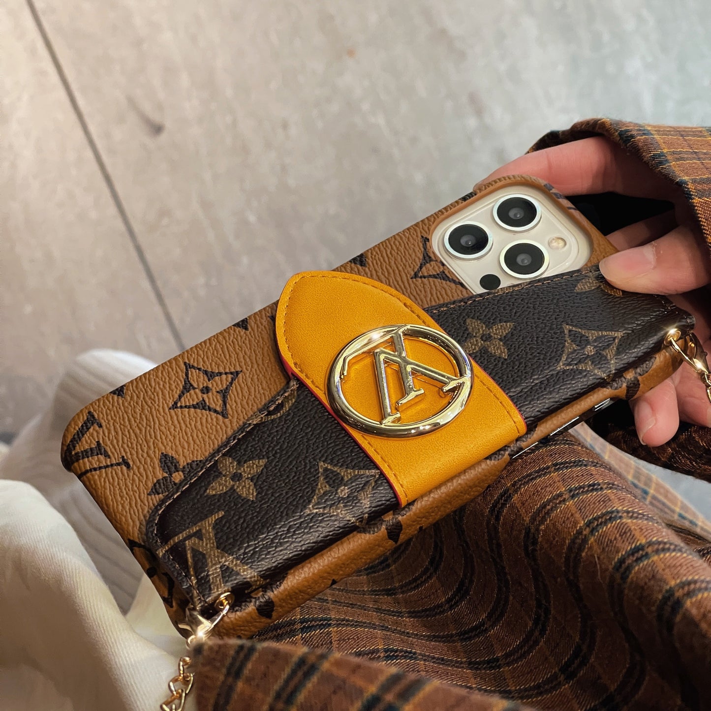 Złote etui na karty CrossBody Lou do iPhone'a