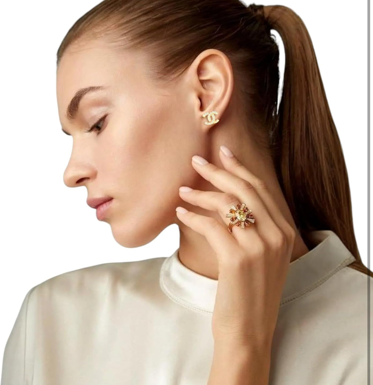 Pendientes con logo de doble C y circonitas en tono dorado.