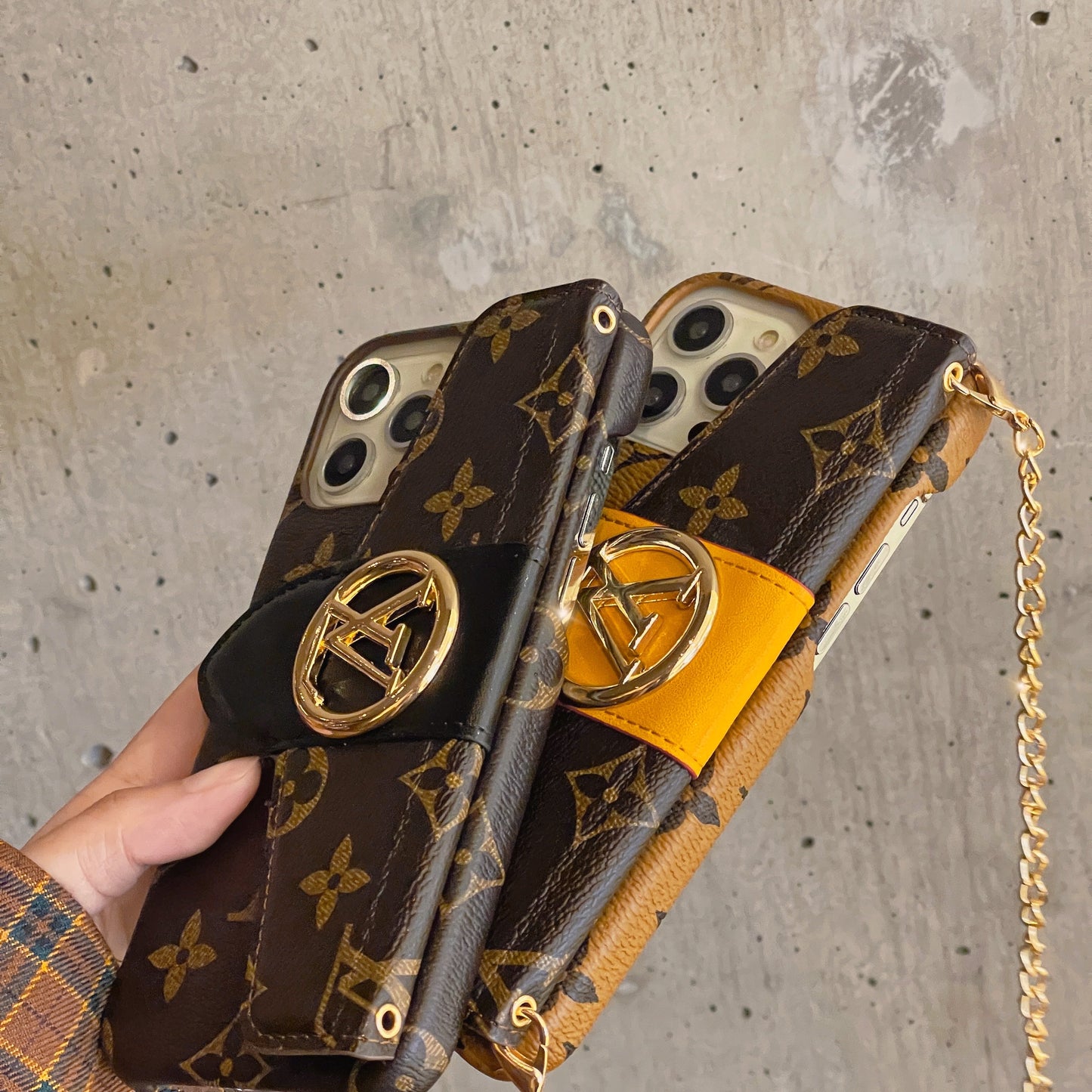 Złote etui na karty CrossBody Lou do iPhone'a