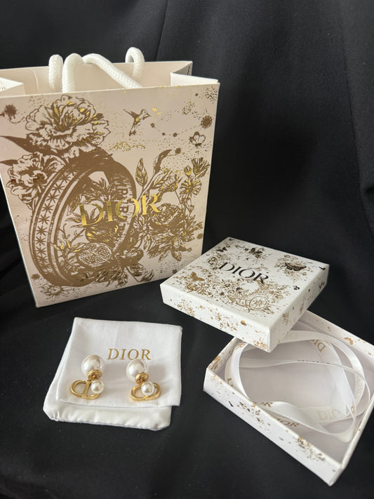 CD logo pearl stud earrings
