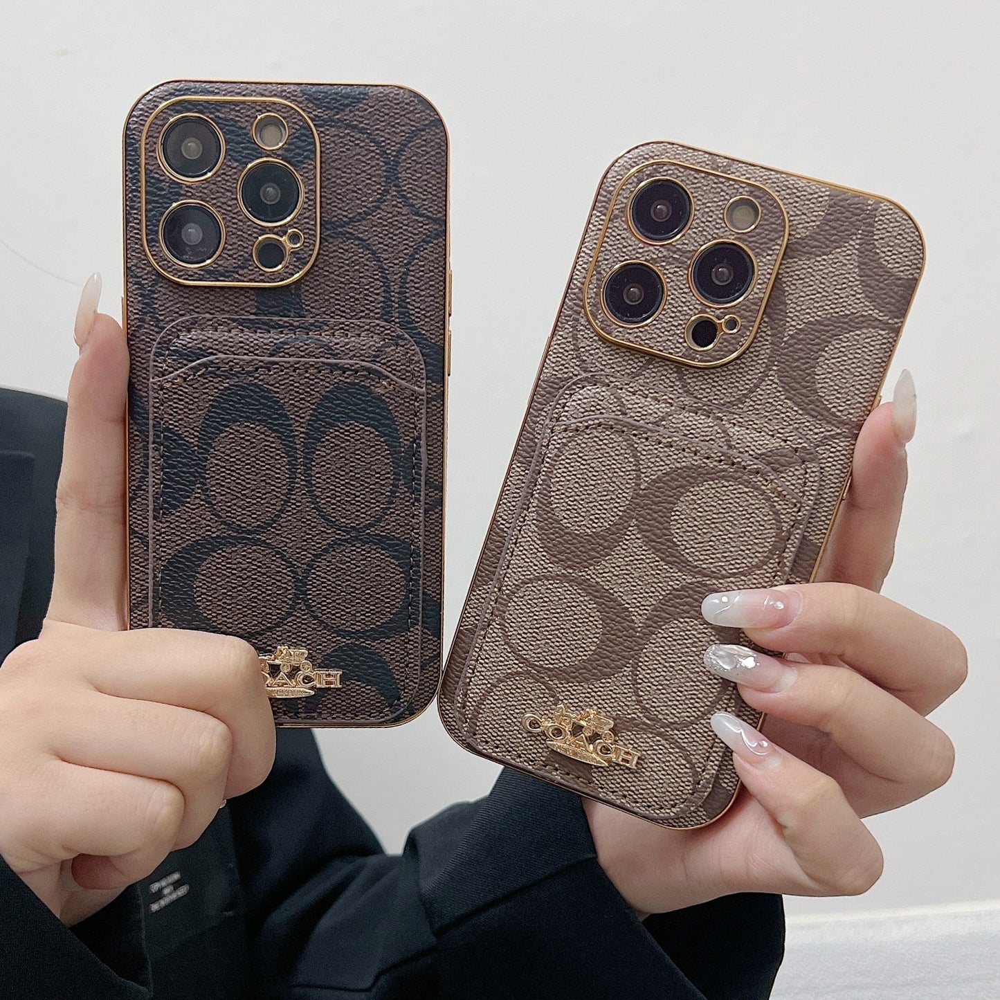 Capa Coach para iPhone com porta-cartões Café -KB241651