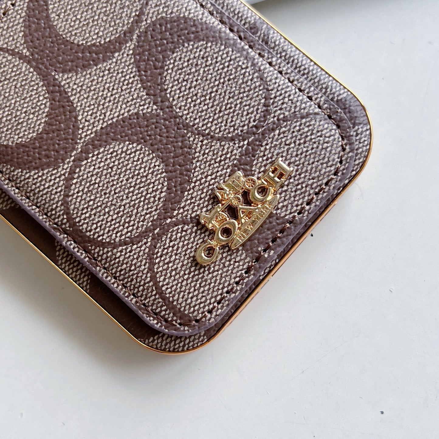 Capa Coach para iPhone com porta-cartões Café -KB241651