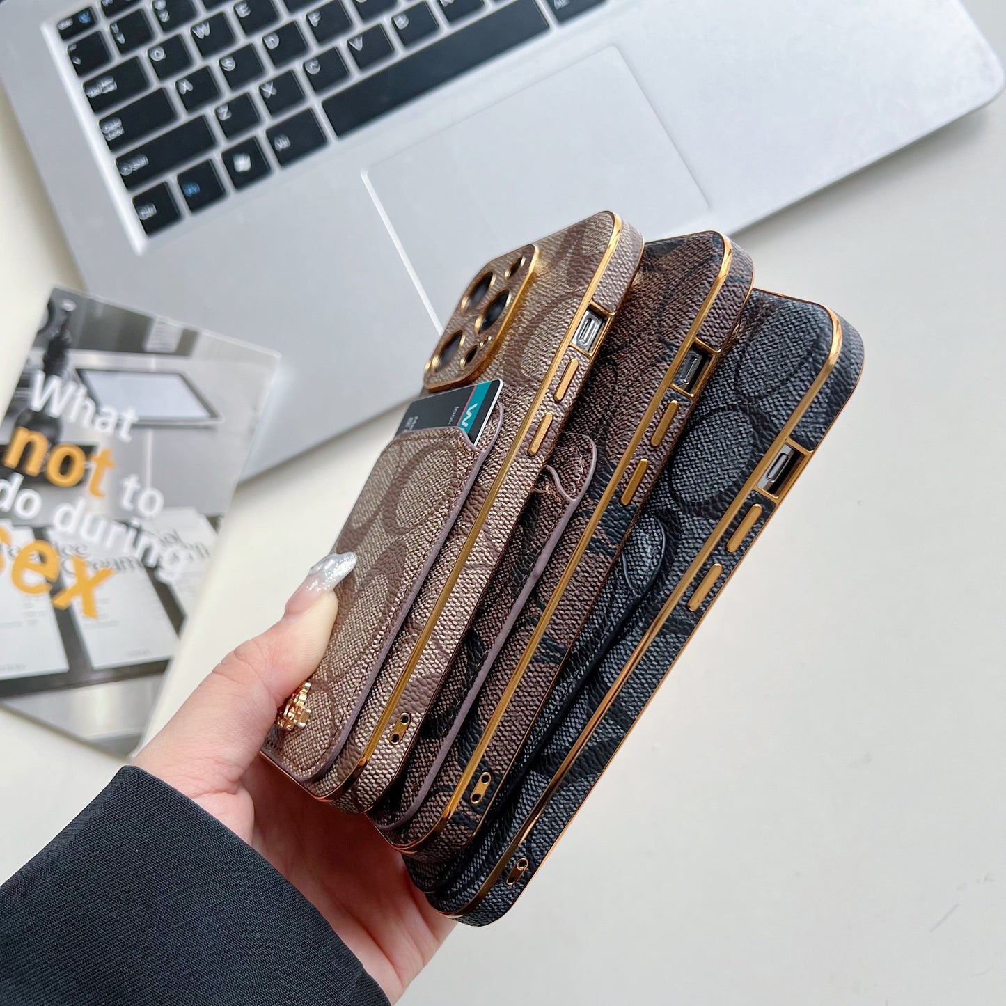 Capa Coach para iPhone com porta-cartões marrom -KB241651