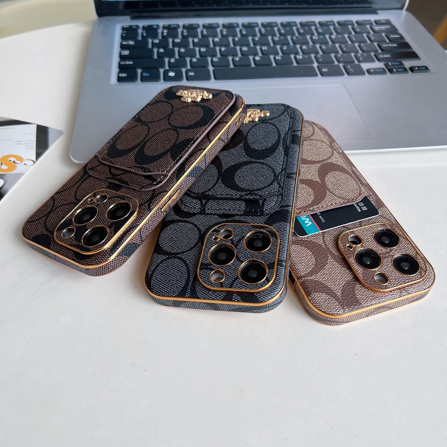 Capa Coach para iPhone com porta-cartões marrom -KB241651