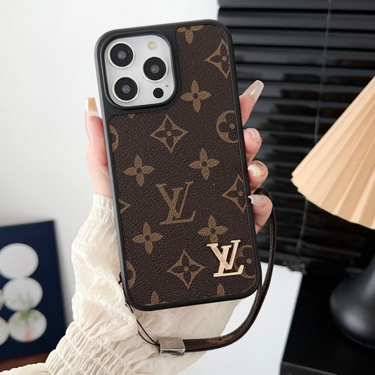 حافظة iPhone ذات سلسلة يد كلاسيكية باللون البني من Lou