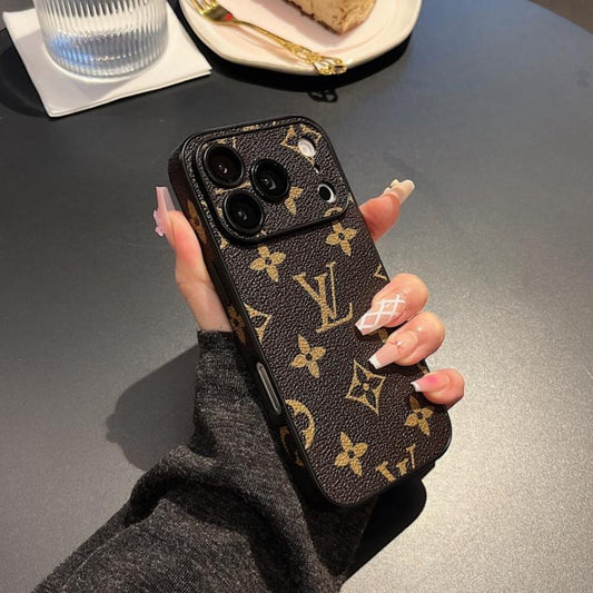 Wysokiej jakości etui na iPhone'a ze skórzaną fakturą i monogramem